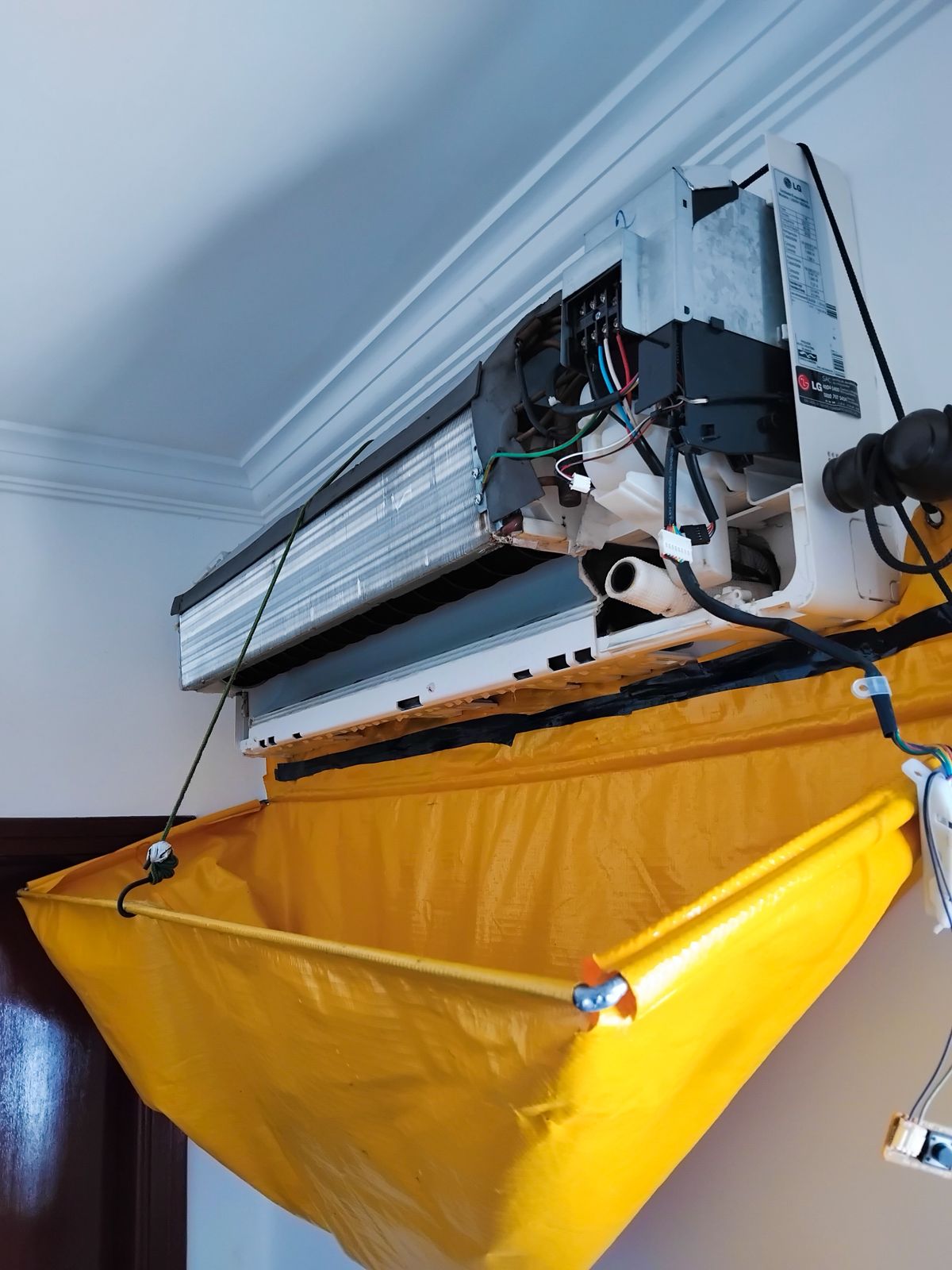 Higienização de ar-condicionado split com bag coletor de proteção